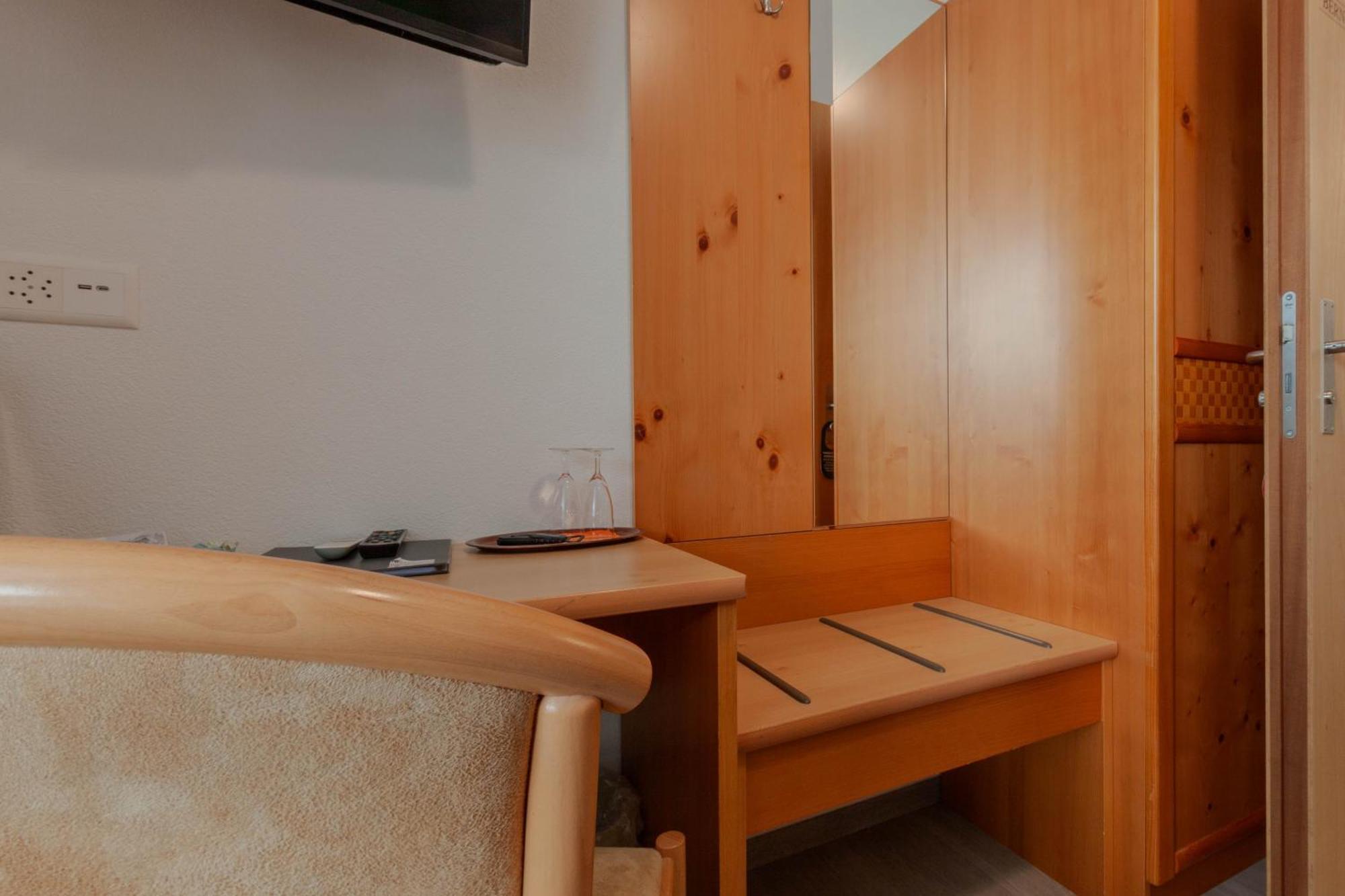 Ristorante Pensione Chalet Stazione Poschiavo Buitenkant foto