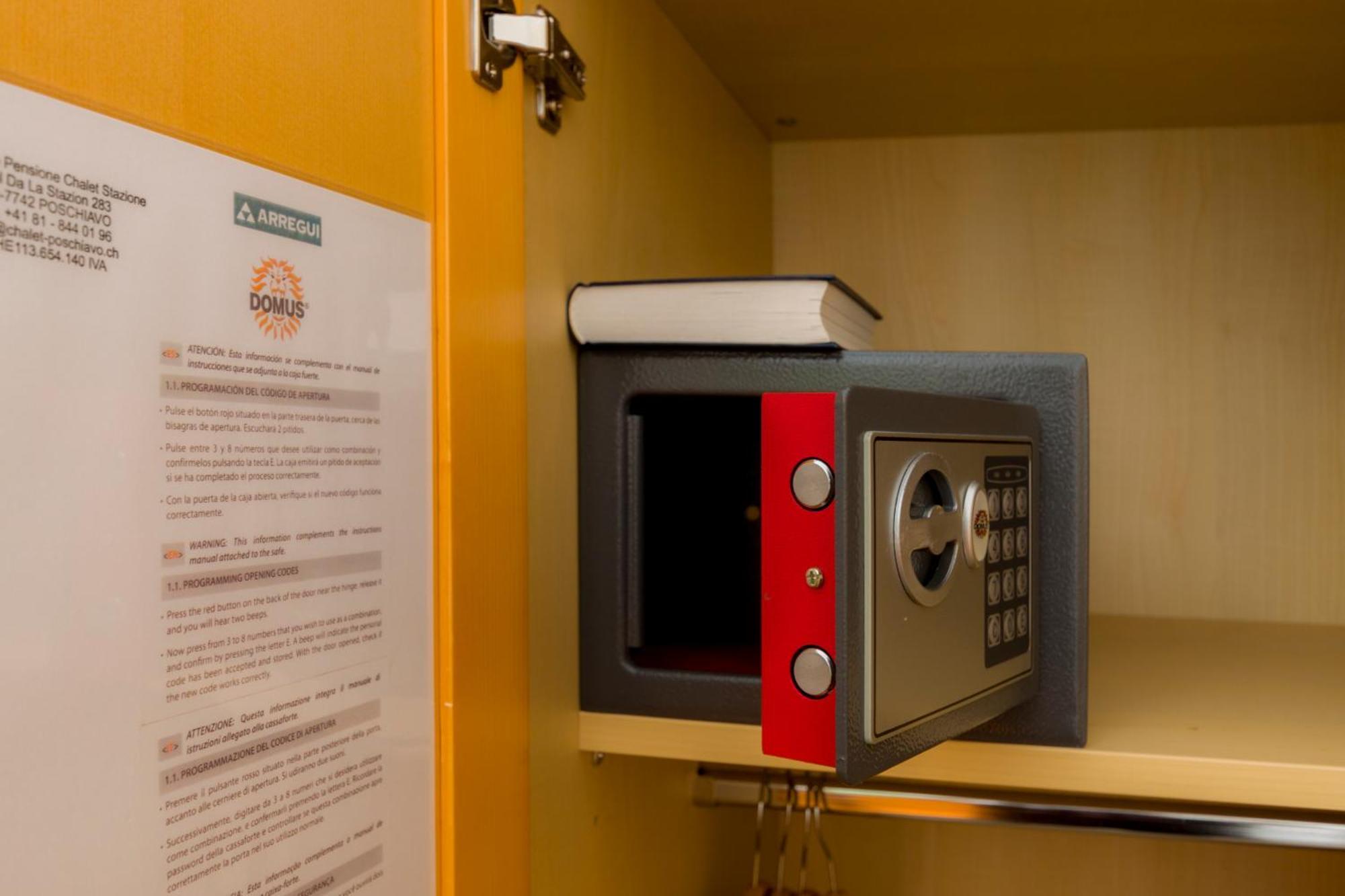 Ristorante Pensione Chalet Stazione Poschiavo Buitenkant foto