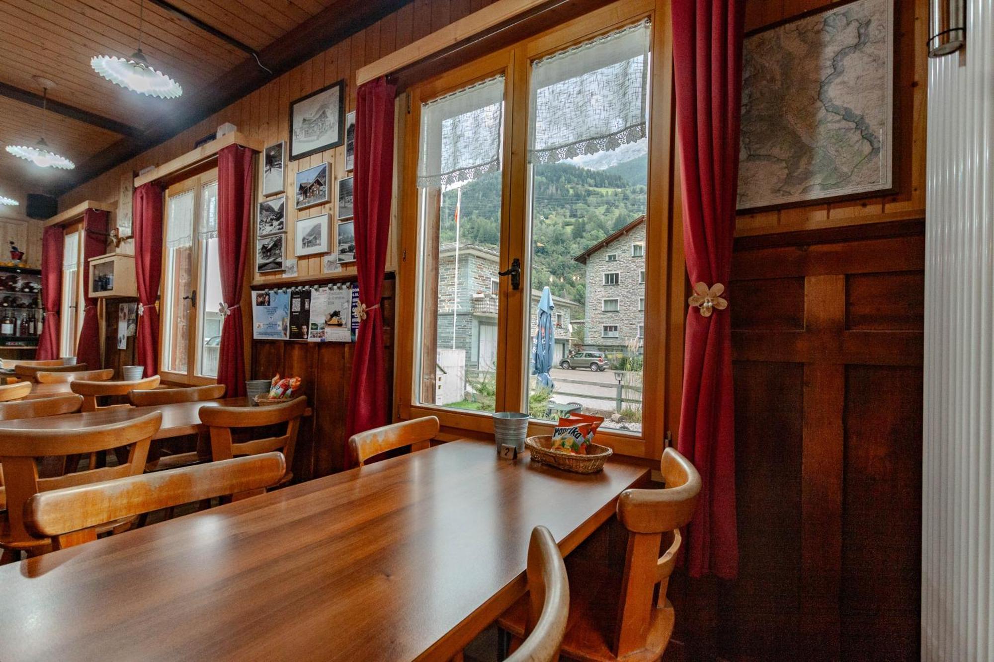 Ristorante Pensione Chalet Stazione Poschiavo Buitenkant foto