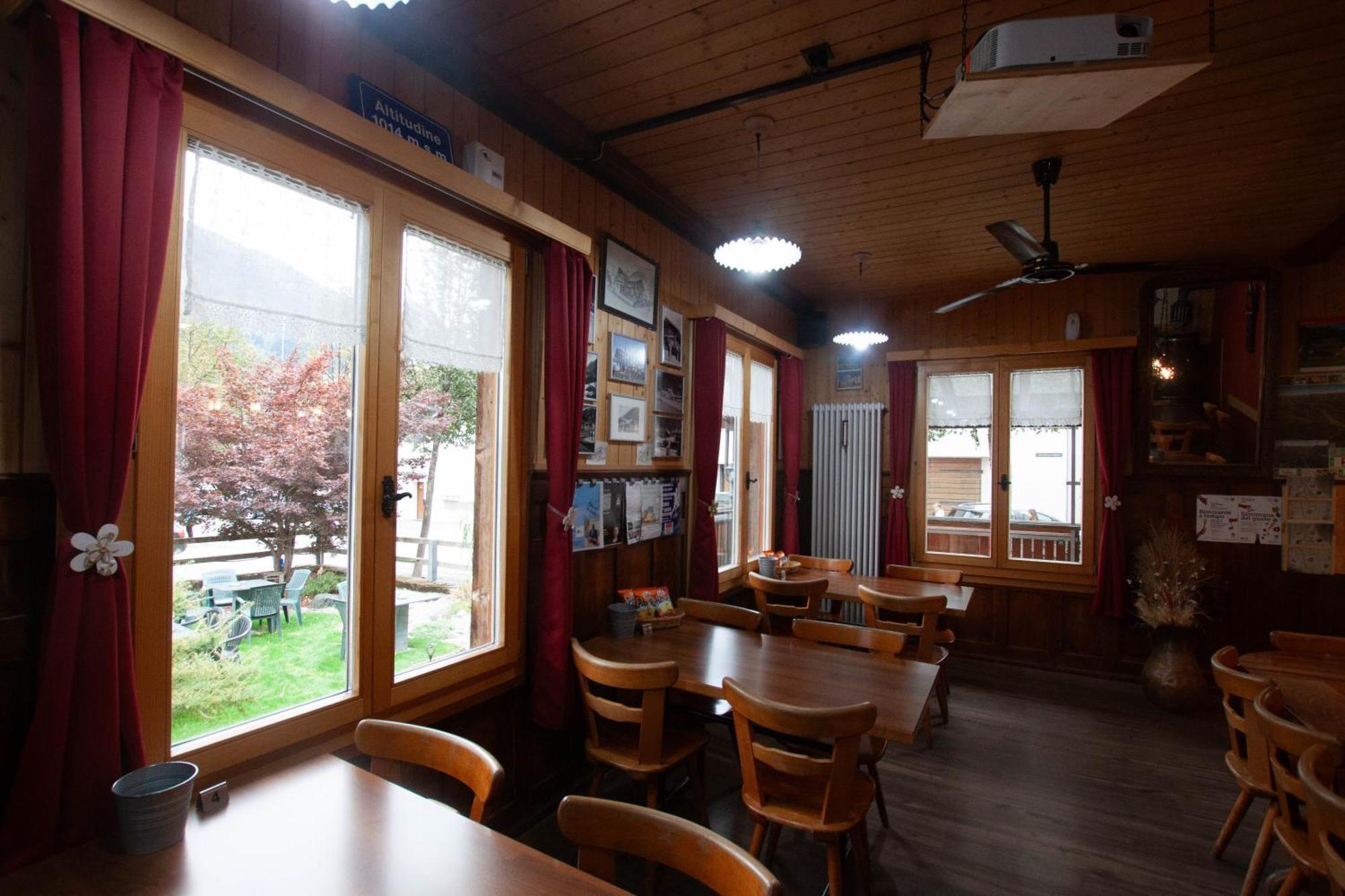 Ristorante Pensione Chalet Stazione Poschiavo Buitenkant foto