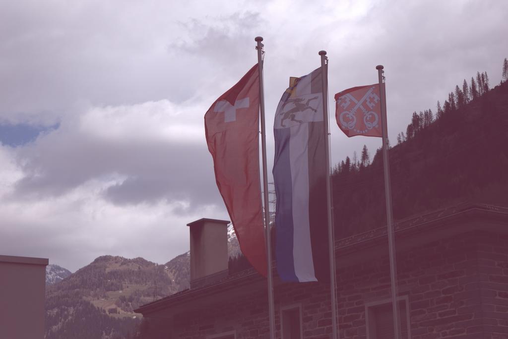 Ristorante Pensione Chalet Stazione Poschiavo Buitenkant foto